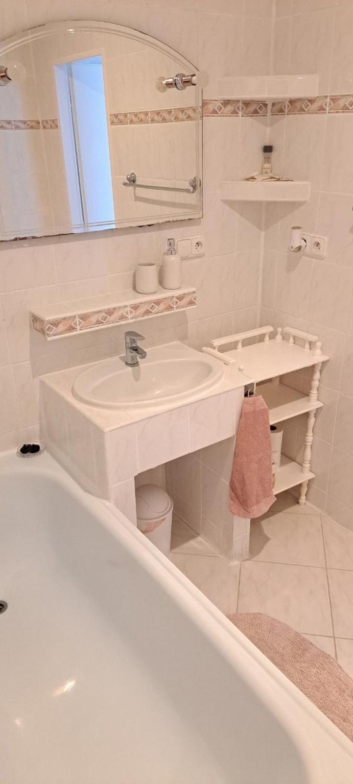 Utulny Apartman Blizko Centra Michalovce Exterior foto